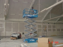 Montaža neonskih luči v skladišču